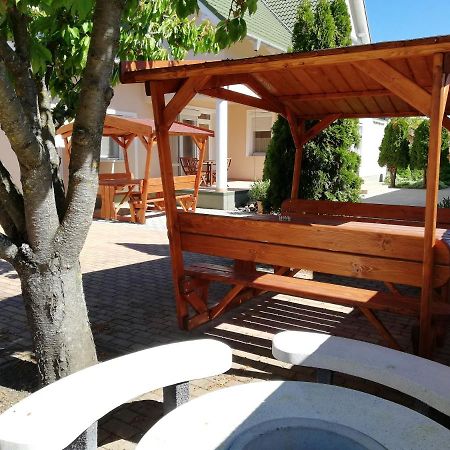 Imola Es Andrea Apartmanhaz ไฮจ์ดุสโซบอสโล ภายนอก รูปภาพ
