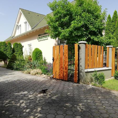 Imola Es Andrea Apartmanhaz ไฮจ์ดุสโซบอสโล ภายนอก รูปภาพ