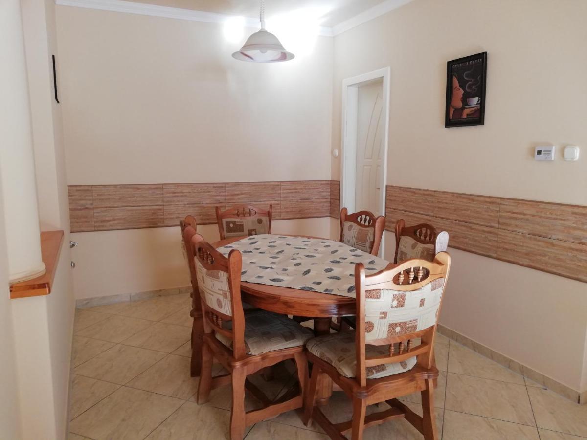 Imola Es Andrea Apartmanhaz ไฮจ์ดุสโซบอสโล ภายนอก รูปภาพ