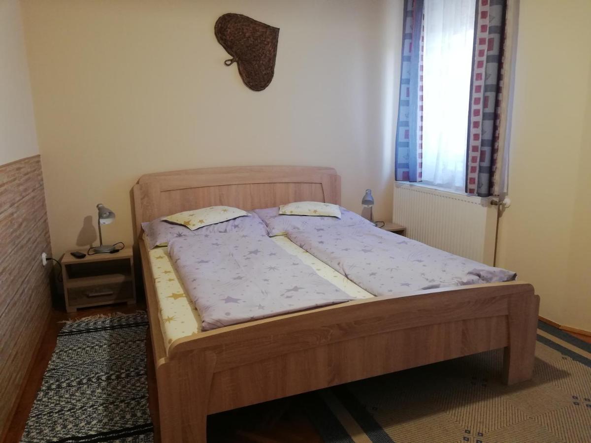 Imola Es Andrea Apartmanhaz ไฮจ์ดุสโซบอสโล ภายนอก รูปภาพ