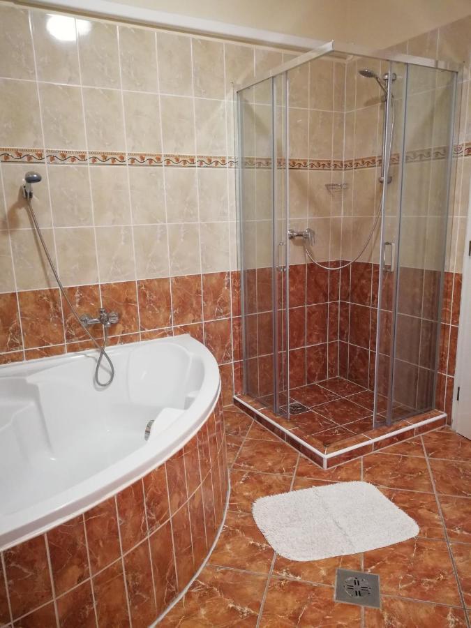 Imola Es Andrea Apartmanhaz ไฮจ์ดุสโซบอสโล ภายนอก รูปภาพ