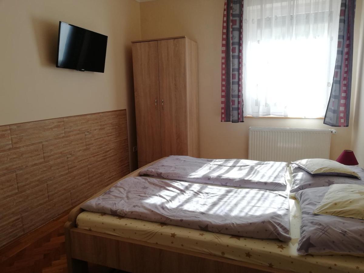 Imola Es Andrea Apartmanhaz ไฮจ์ดุสโซบอสโล ภายนอก รูปภาพ