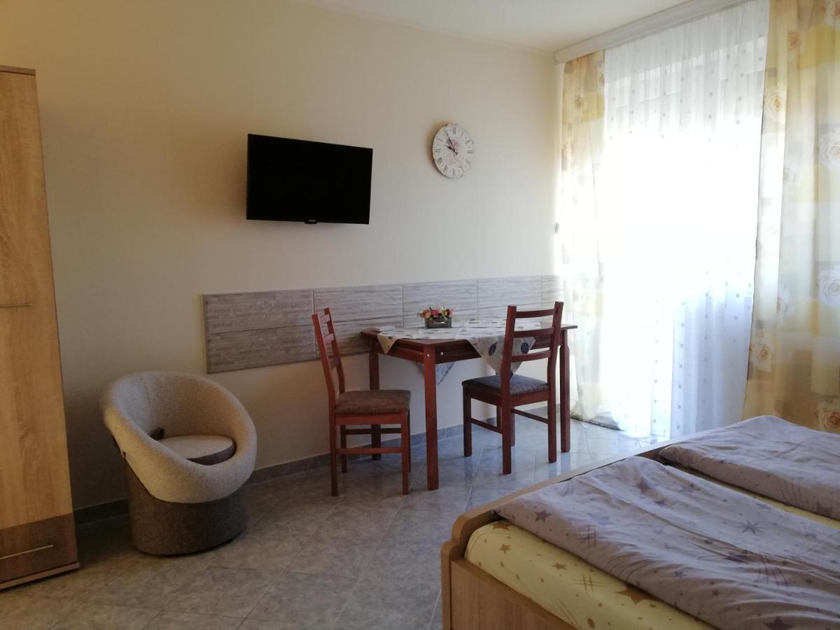 Imola Es Andrea Apartmanhaz ไฮจ์ดุสโซบอสโล ภายนอก รูปภาพ