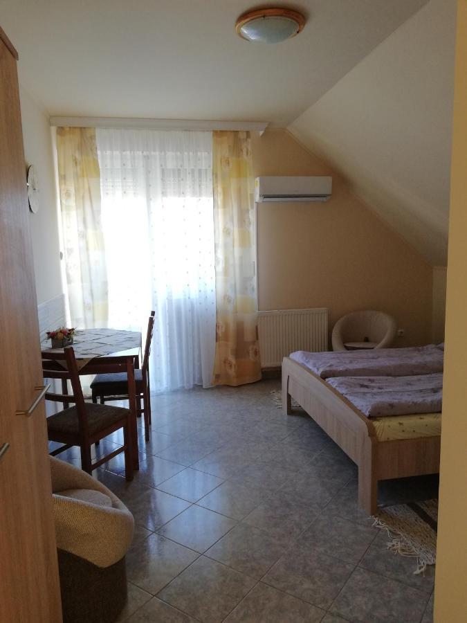 Imola Es Andrea Apartmanhaz ไฮจ์ดุสโซบอสโล ภายนอก รูปภาพ