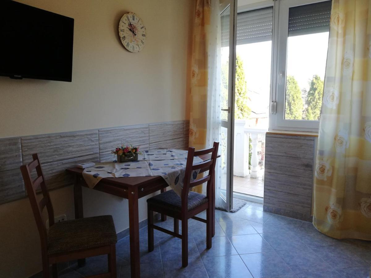 Imola Es Andrea Apartmanhaz ไฮจ์ดุสโซบอสโล ภายนอก รูปภาพ