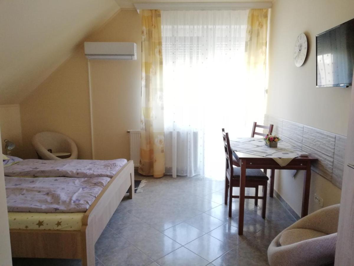 Imola Es Andrea Apartmanhaz ไฮจ์ดุสโซบอสโล ภายนอก รูปภาพ
