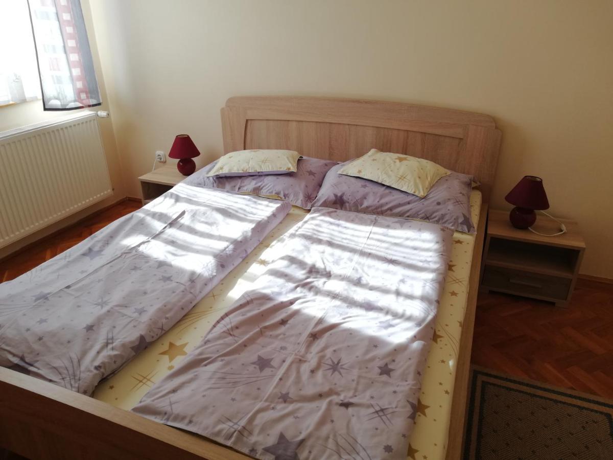 Imola Es Andrea Apartmanhaz ไฮจ์ดุสโซบอสโล ภายนอก รูปภาพ