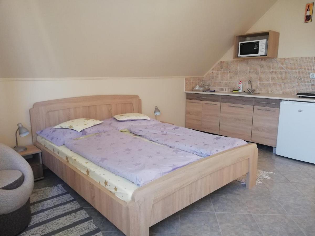 Imola Es Andrea Apartmanhaz ไฮจ์ดุสโซบอสโล ภายนอก รูปภาพ