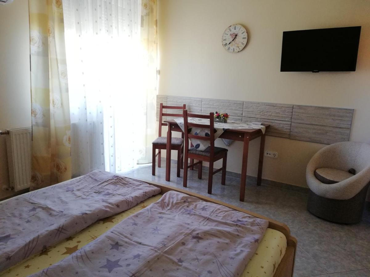 Imola Es Andrea Apartmanhaz ไฮจ์ดุสโซบอสโล ภายนอก รูปภาพ