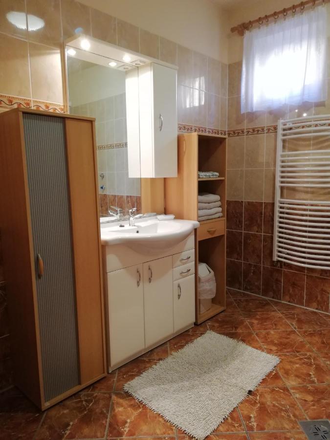 Imola Es Andrea Apartmanhaz ไฮจ์ดุสโซบอสโล ภายนอก รูปภาพ