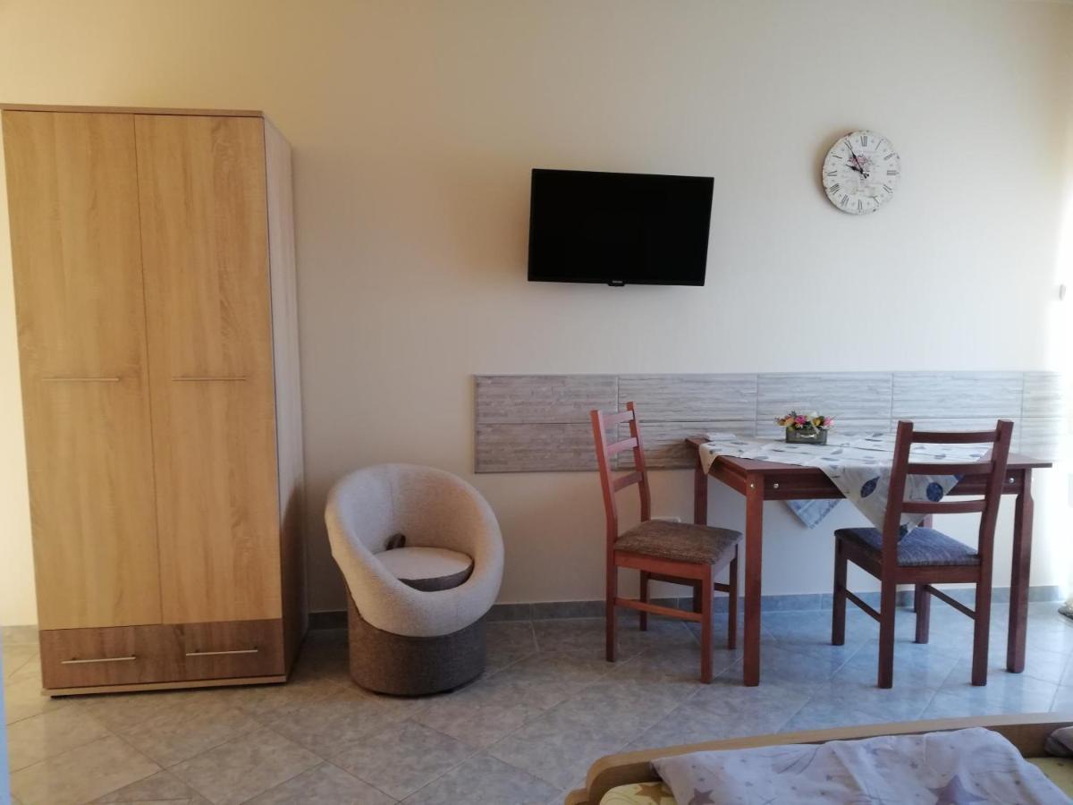 Imola Es Andrea Apartmanhaz ไฮจ์ดุสโซบอสโล ภายนอก รูปภาพ