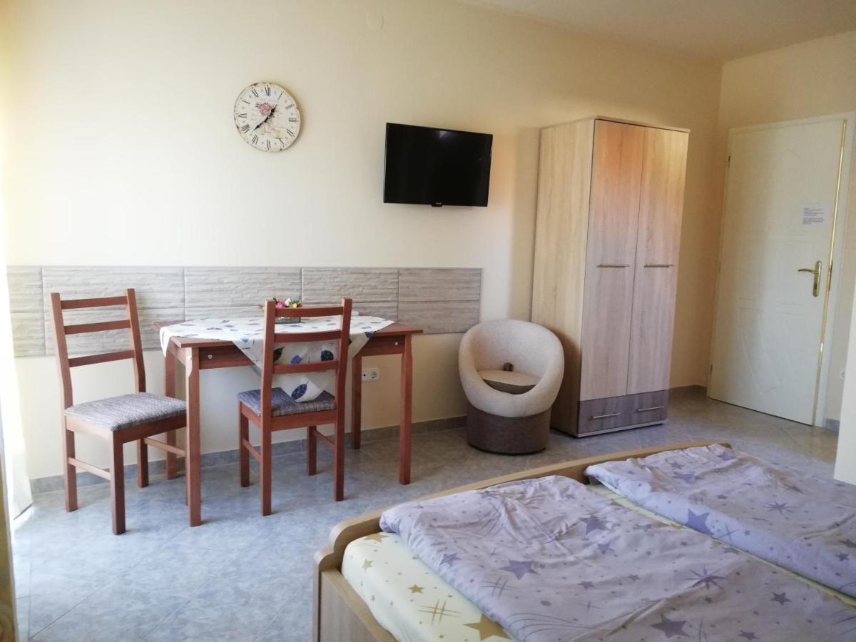 Imola Es Andrea Apartmanhaz ไฮจ์ดุสโซบอสโล ภายนอก รูปภาพ