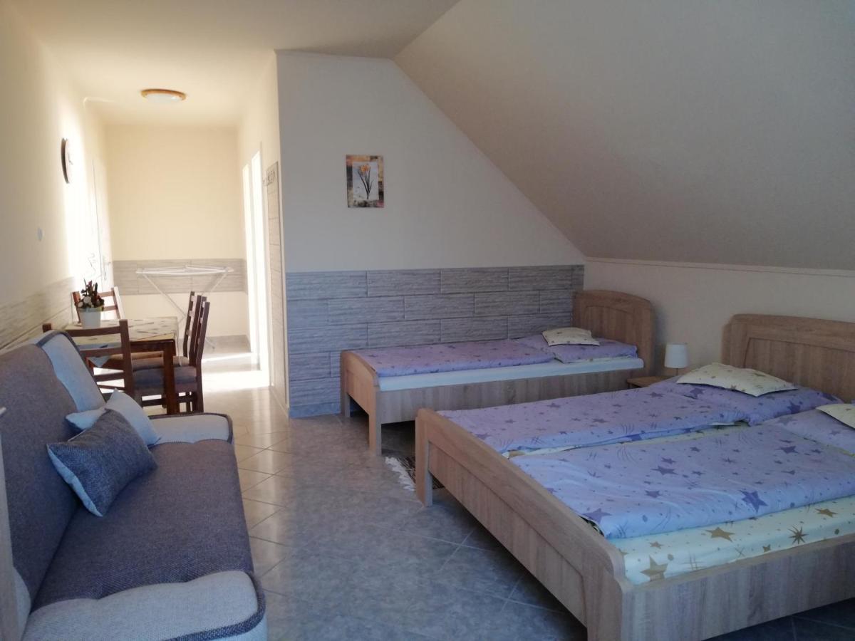 Imola Es Andrea Apartmanhaz ไฮจ์ดุสโซบอสโล ภายนอก รูปภาพ