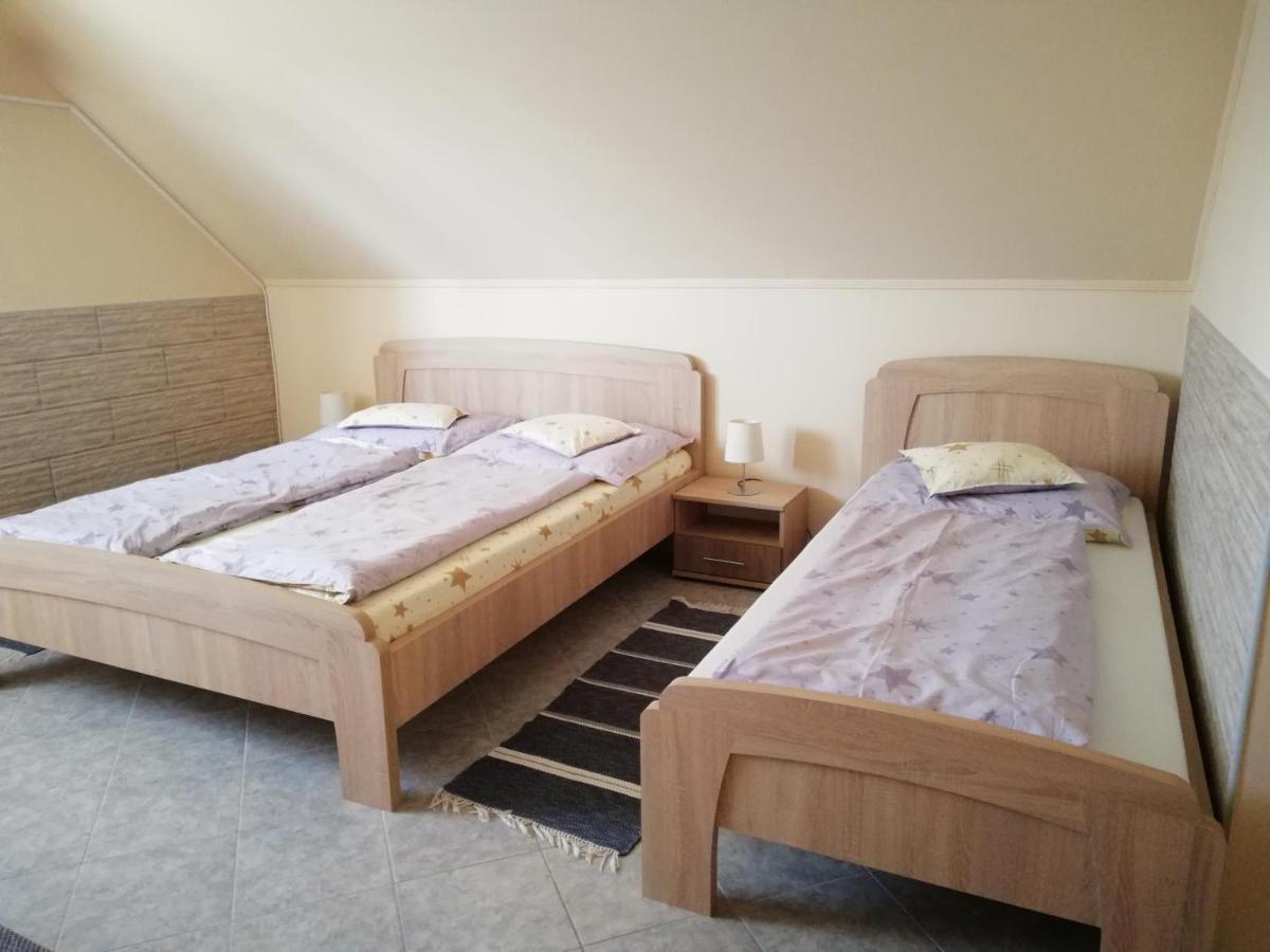 Imola Es Andrea Apartmanhaz ไฮจ์ดุสโซบอสโล ภายนอก รูปภาพ