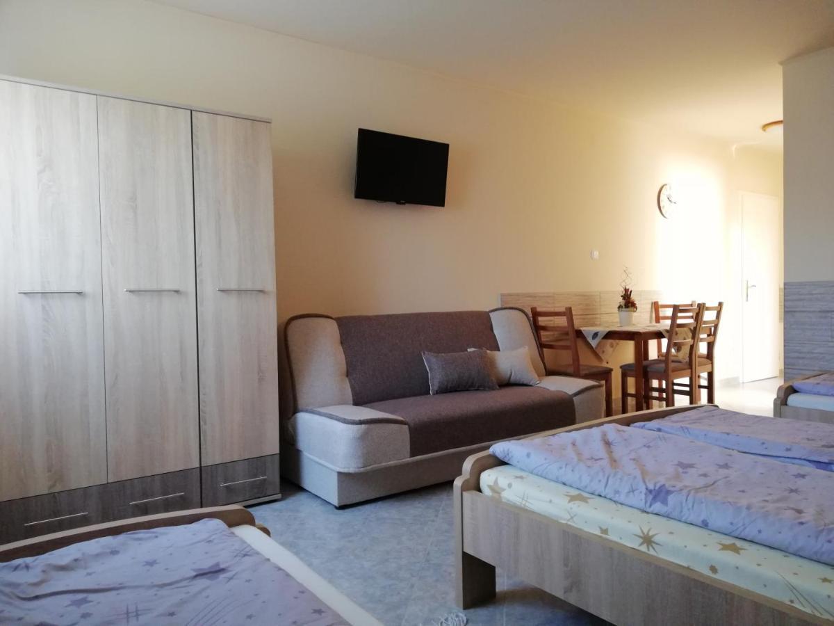 Imola Es Andrea Apartmanhaz ไฮจ์ดุสโซบอสโล ภายนอก รูปภาพ
