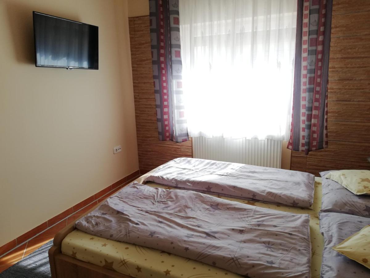 Imola Es Andrea Apartmanhaz ไฮจ์ดุสโซบอสโล ภายนอก รูปภาพ
