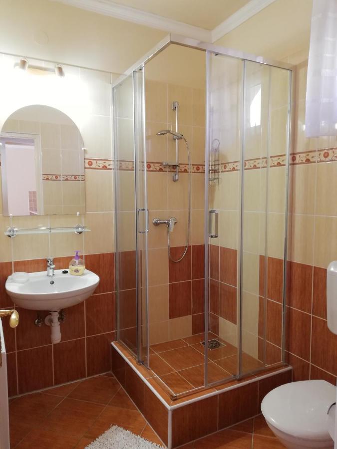 Imola Es Andrea Apartmanhaz ไฮจ์ดุสโซบอสโล ภายนอก รูปภาพ