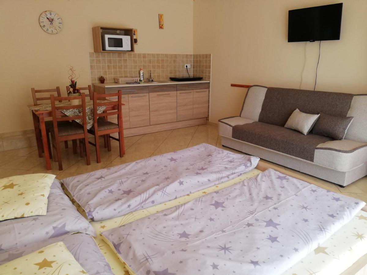 Imola Es Andrea Apartmanhaz ไฮจ์ดุสโซบอสโล ภายนอก รูปภาพ