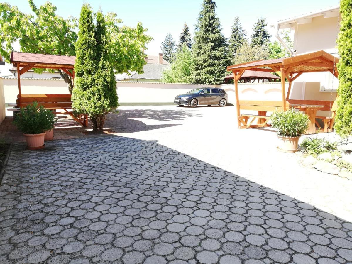 Imola Es Andrea Apartmanhaz ไฮจ์ดุสโซบอสโล ภายนอก รูปภาพ
