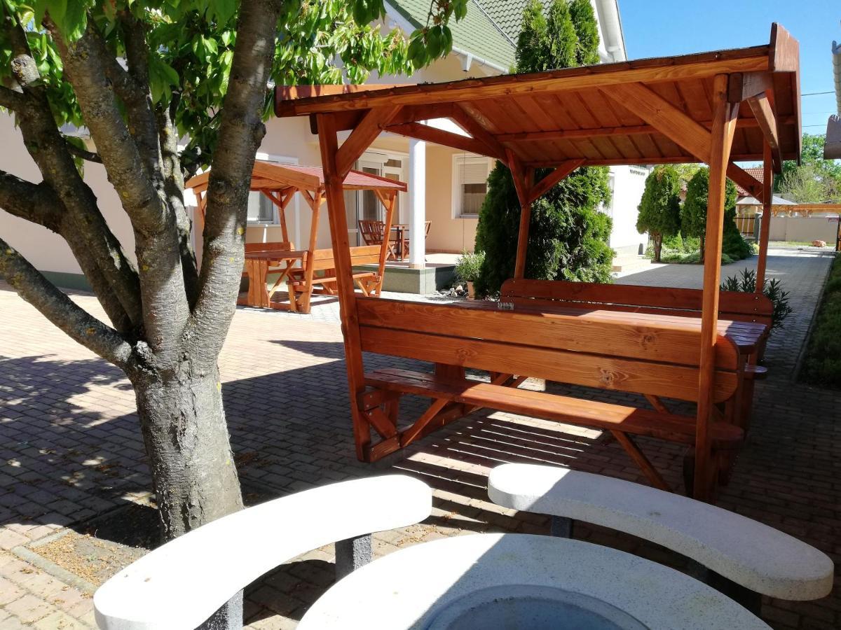 Imola Es Andrea Apartmanhaz ไฮจ์ดุสโซบอสโล ภายนอก รูปภาพ