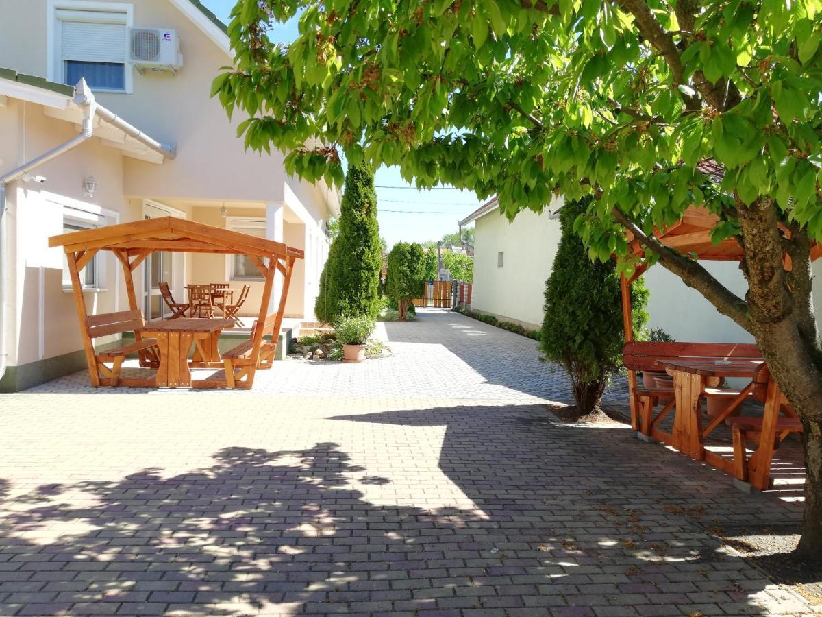 Imola Es Andrea Apartmanhaz ไฮจ์ดุสโซบอสโล ภายนอก รูปภาพ