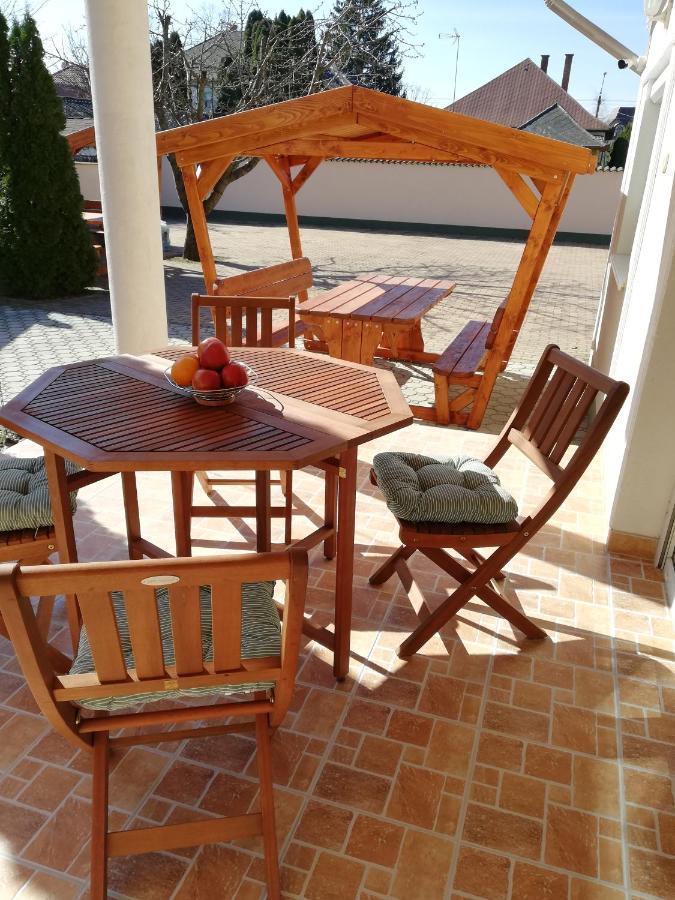 Imola Es Andrea Apartmanhaz ไฮจ์ดุสโซบอสโล ภายนอก รูปภาพ